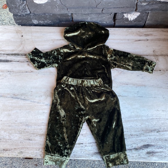 BABY GREEN VELVET HOODIE SET SIZE:6-12 MO LIKE NEW - Picture 2 of 2